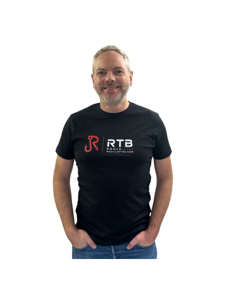 Carpiste portant le tee-shirt RTB au bord d'un lac